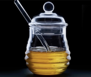 Honig-im-Glas-mit-Spiegelung